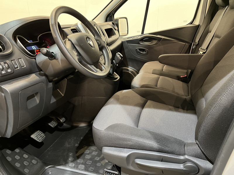 Interior photo 2: Small van Renault Trafic 2.0 dCi L1H1 120 PK Servicebus / Sortimo Inrichting / Euro 6 / Airco / Camera / CarPlay / Cruise Control / Navigatie / 3-Zits / 27.800 KM !! / BPM VRIJ !!