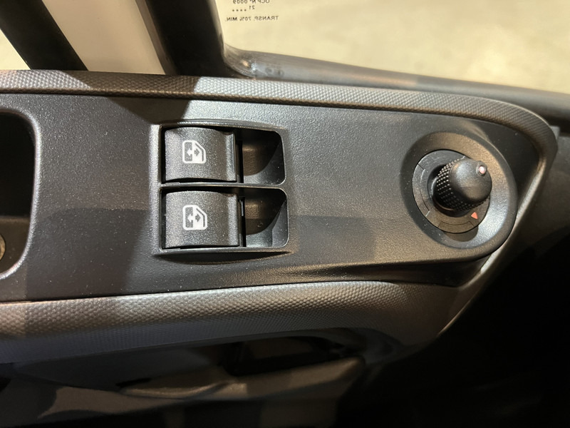 Iveco Daily 35S18 3.0 BE Clixtar Automaat Bakwagen met Laadklep / Laadvermogen 3.060 KG / Euro 6 / Luchtvering / Airco / Camera / CarPlay / Cruise Control / on lease Iveco Daily 35S18 3.0 BE Clixtar Automaat Bakwagen met Laadklep / Laadvermogen 3.060 KG / Euro 6 / Luchtvering / Airco / Camera / CarPlay / Cruise Control /: picture 18