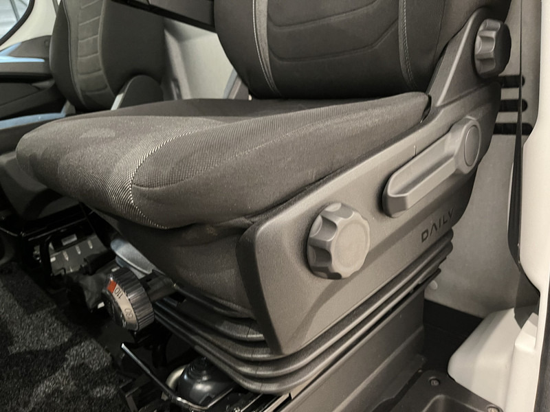 Iveco Daily 35S18 3.0 BE Clixtar Automaat Bakwagen met Laadklep / Laadvermogen 3.060 KG / Euro 6 / Luchtvering / Airco / Camera / CarPlay / Cruise Control / on lease Iveco Daily 35S18 3.0 BE Clixtar Automaat Bakwagen met Laadklep / Laadvermogen 3.060 KG / Euro 6 / Luchtvering / Airco / Camera / CarPlay / Cruise Control /: picture 15