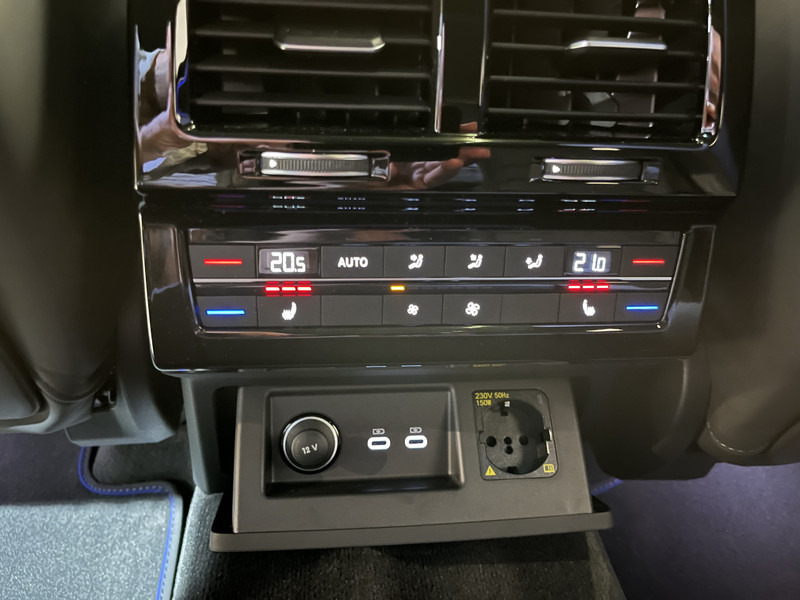 SUV Volkswagen Touareg R 3.0 TSi 462 PK eHybrid 4MOTION Full Options / Luchtvering / IQ Matrix / 360 Camera / Panoramadak / Head-Up / Leder / Stoelventilatie / Stoelverwarming: picture 17