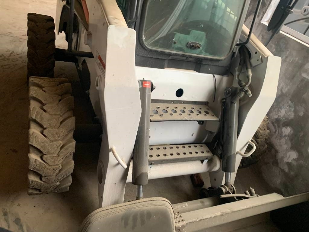 Bobcat S 300 - Skid steer loader: picture 2 Bobcat S 300 - Skid steer loader: picture 2