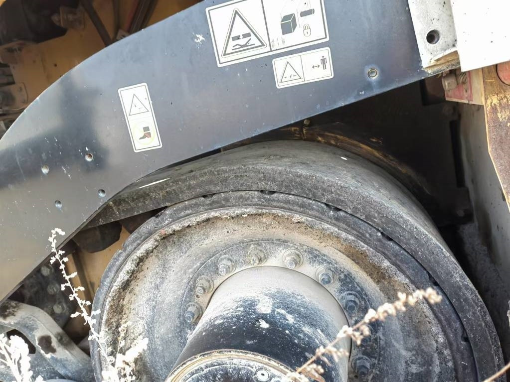 CAT AP655F - Asphalt paver: picture 2 CAT AP655F - Asphalt paver: picture 2