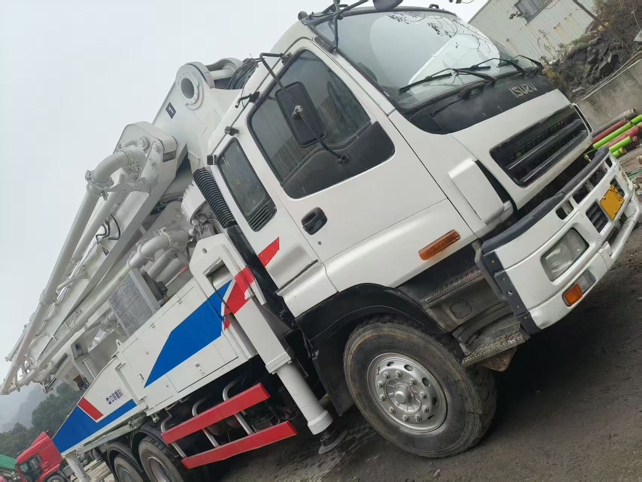 ZOOMLION ZLJ5335THB - Concrete pump truck: picture 2 ZOOMLION ZLJ5335THB - Concrete pump truck: picture 2