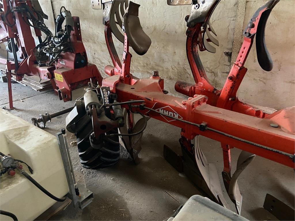 Kuhn VARI-MASTER 153 4+1 - Plow: picture 2 Kuhn VARI-MASTER 153 4+1 - Plow: picture 2