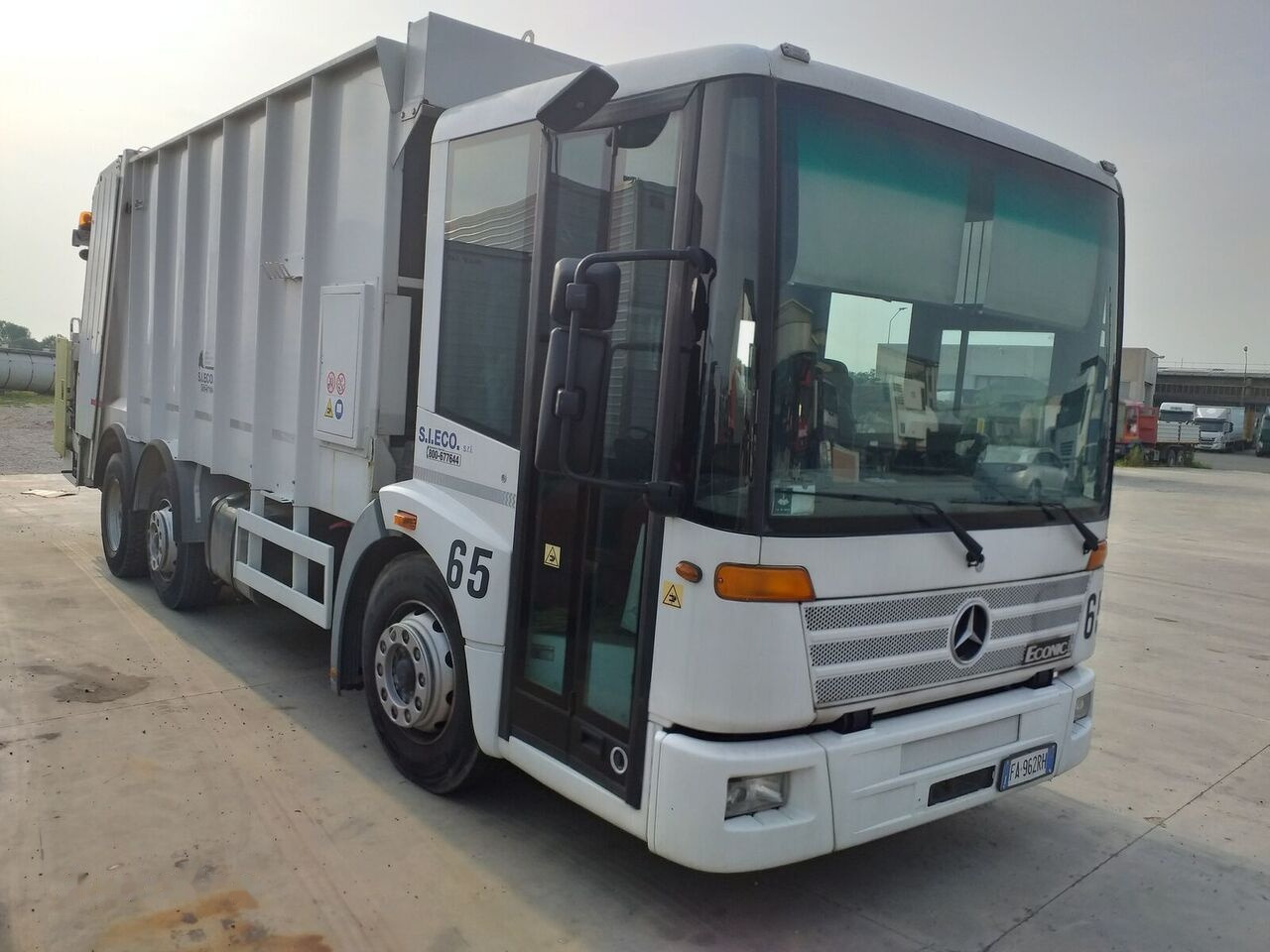 Mercedes-Benz Econic 2628 - Garbage truck: picture 2 Mercedes-Benz Econic 2628 - Garbage truck: picture 2
