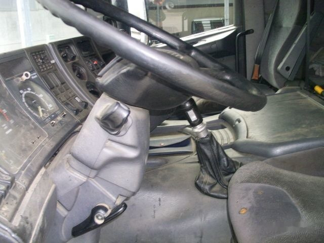 Tractor unit Scania 124.400: picture 8