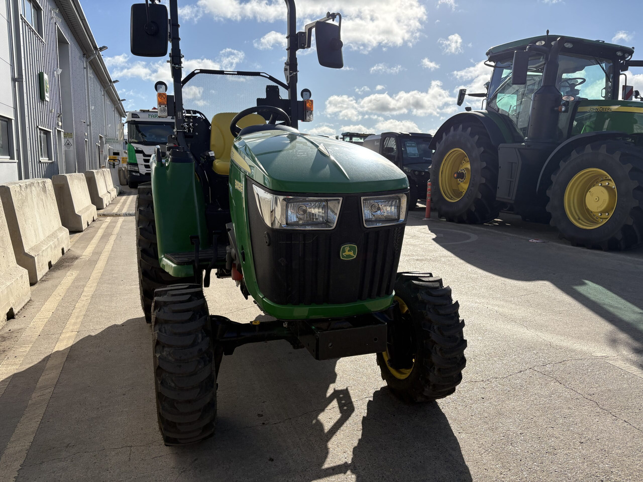 John Deere 3025E Compact tractor - Compact tractor: picture 3 John Deere 3025E Compact tractor - Compact tractor: picture 3
