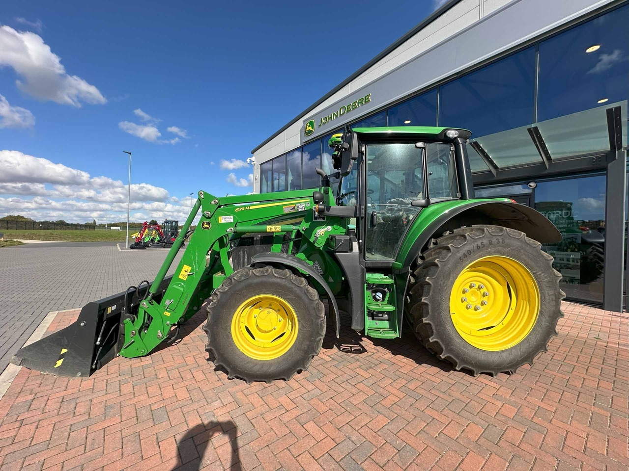 John Deere 6110M + 623M - Farm tractor: picture 3 John Deere 6110M + 623M - Farm tractor: picture 3