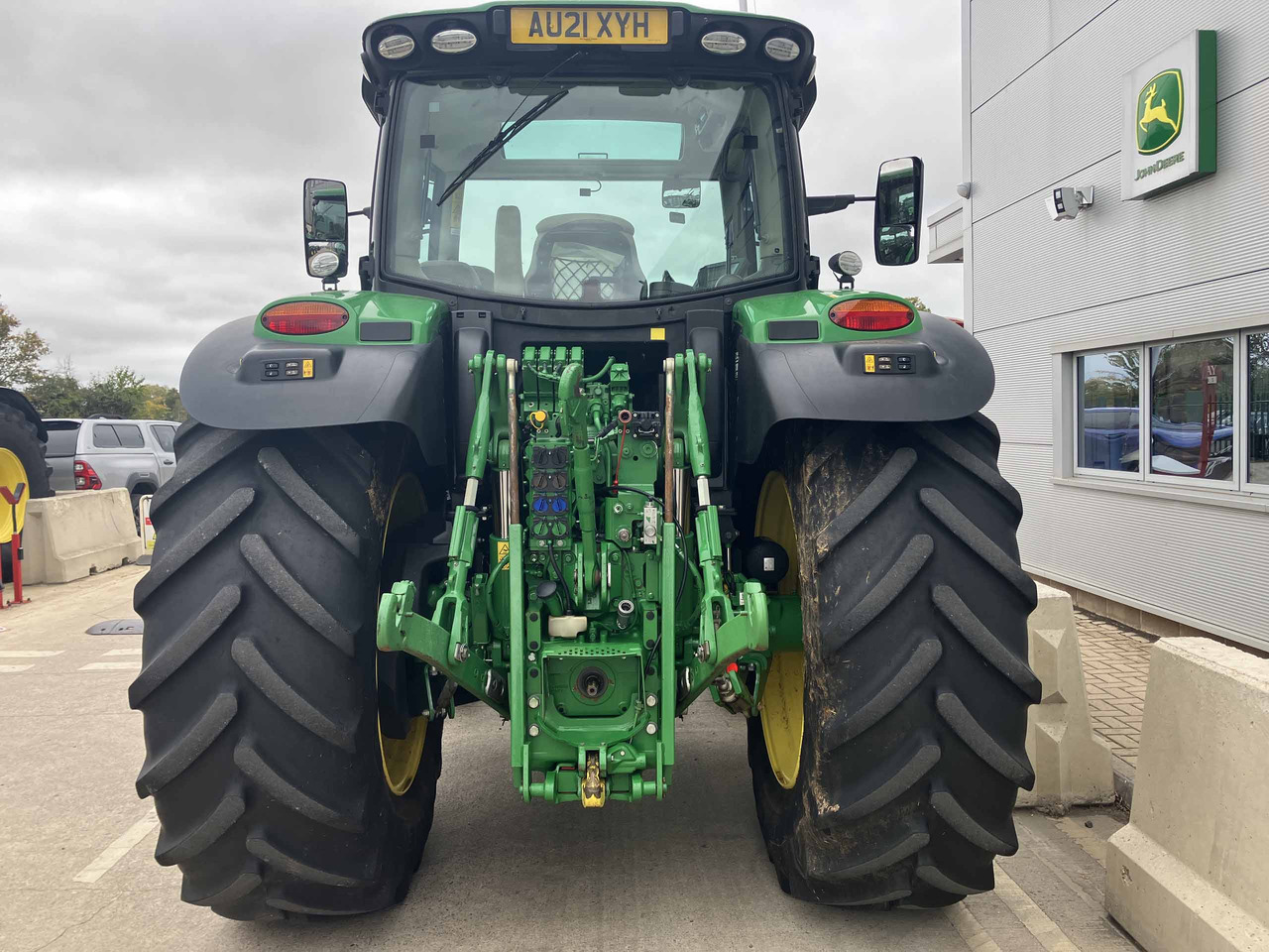 John Deere 6155R - Farm tractor: picture 4 John Deere 6155R - Farm tractor: picture 4