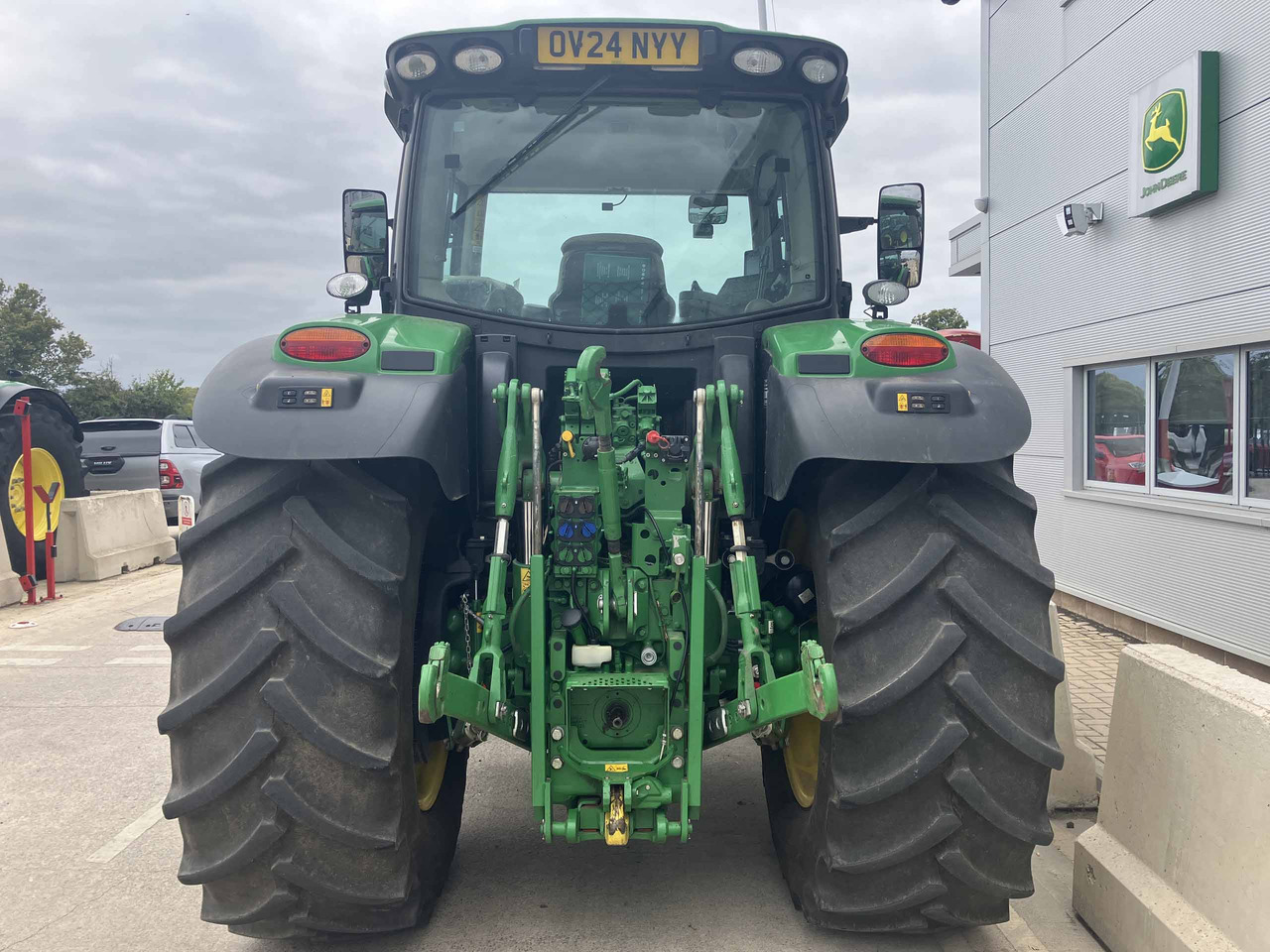 John Deere 6R 155 - Farm tractor: picture 4 John Deere 6R 155 - Farm tractor: picture 4