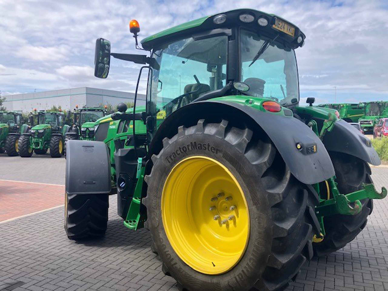 John Deere 6R 155 - Farm tractor: picture 4 John Deere 6R 155 - Farm tractor: picture 4