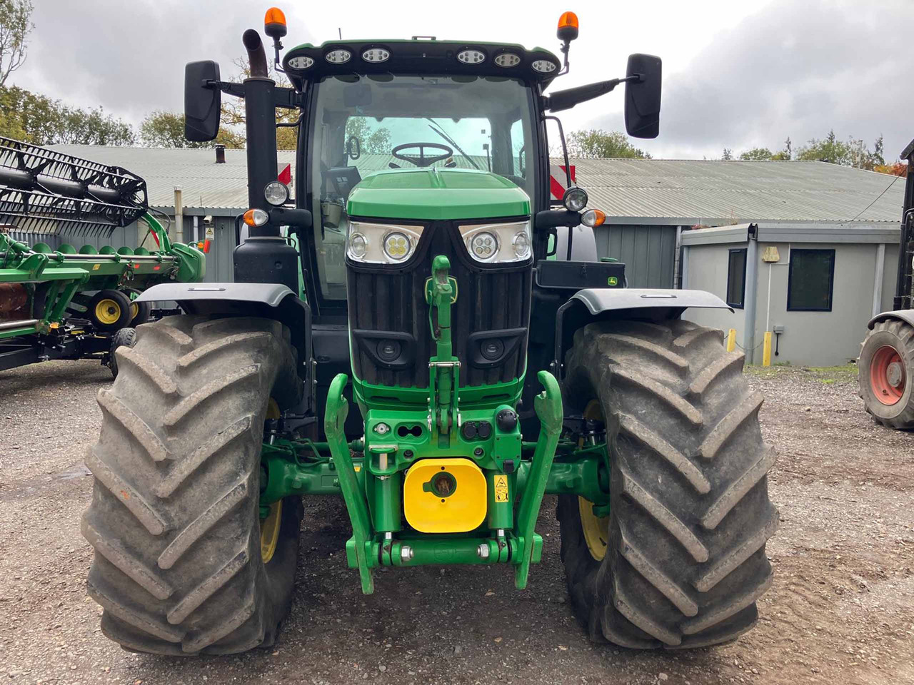 John Deere 6R 215 - Farm tractor: picture 4 John Deere 6R 215 - Farm tractor: picture 4