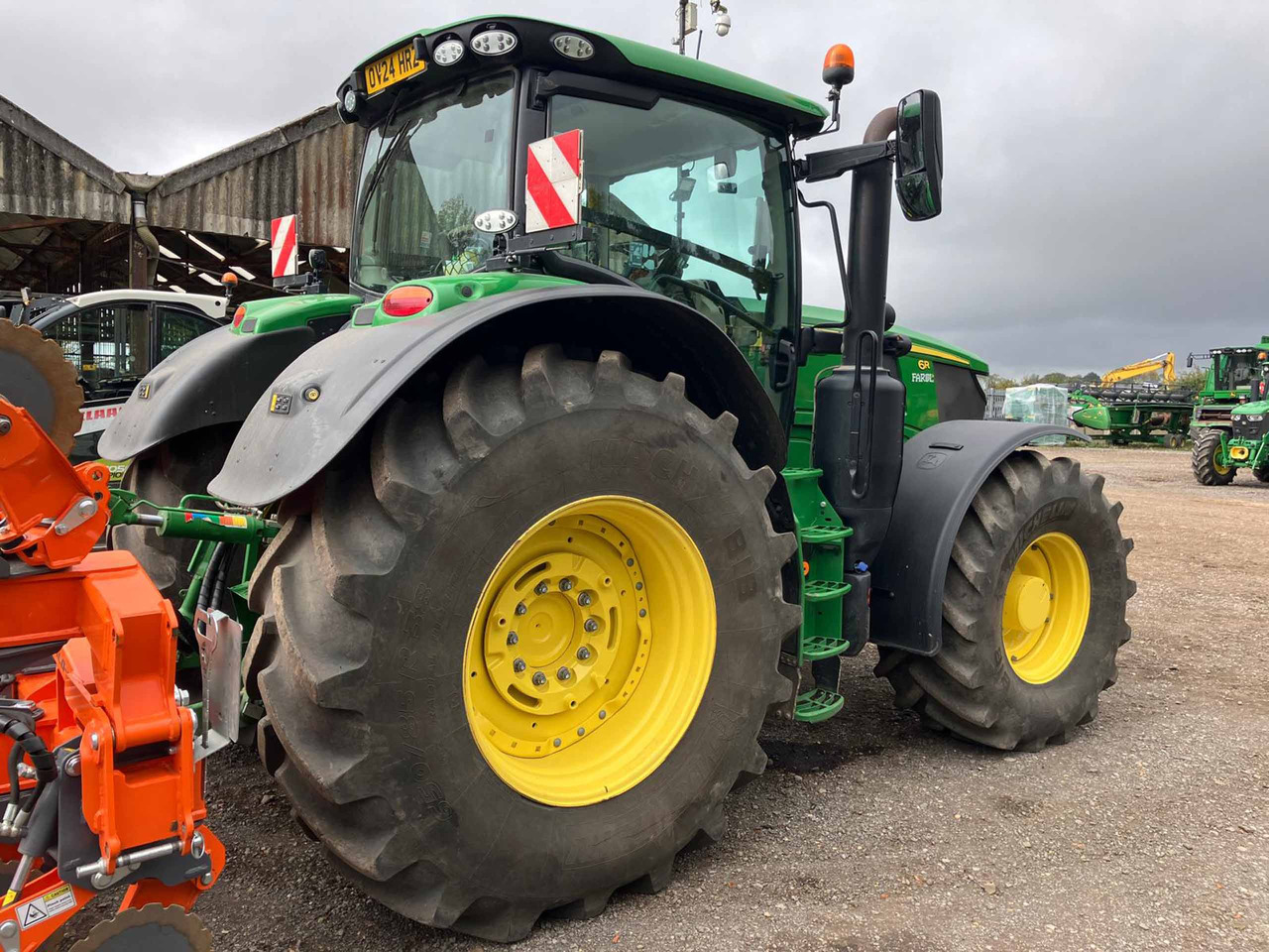 John Deere 6R 215 - Farm tractor: picture 2 John Deere 6R 215 - Farm tractor: picture 2