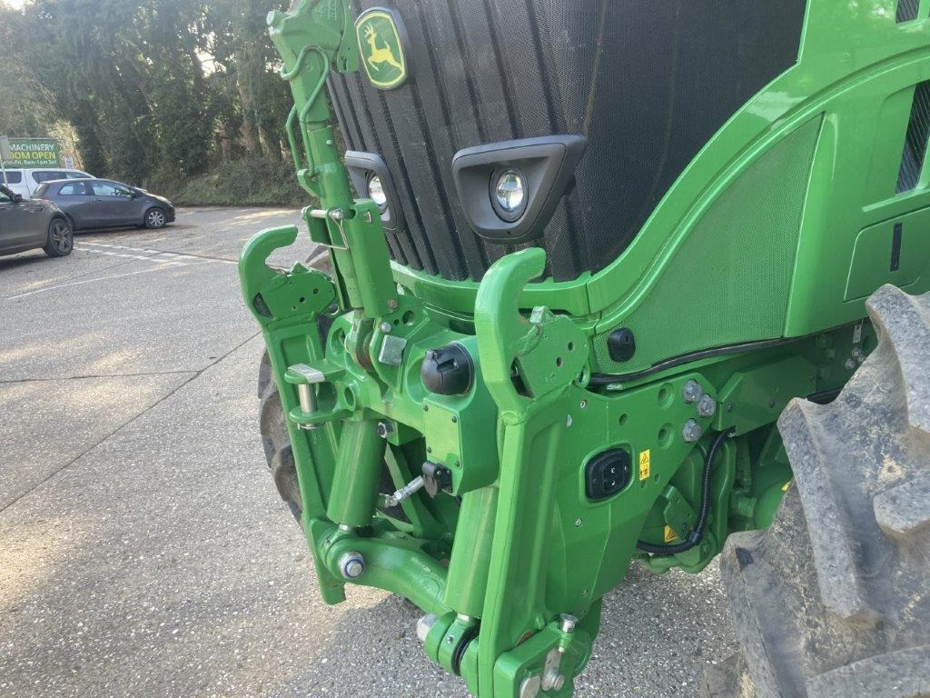 Farm tractor John Deere 6R 215: picture 6
