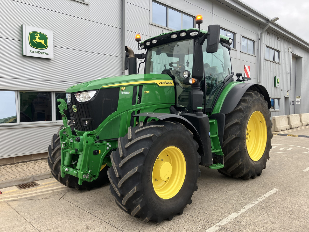 John Deere 6R 250 - Farm tractor: picture 1 John Deere 6R 250 - Farm tractor: picture 1
