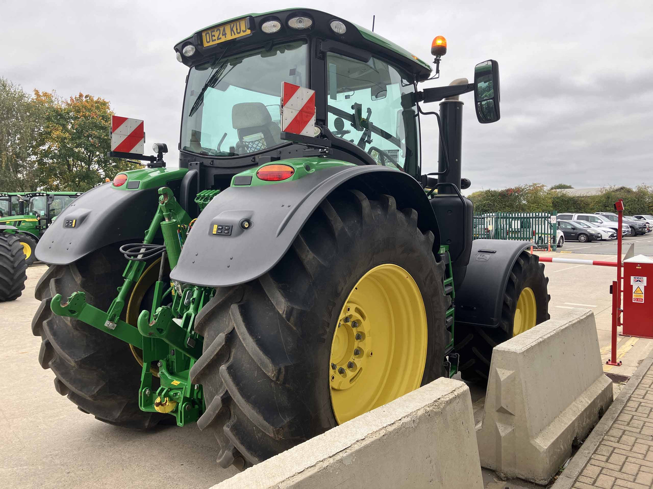 John Deere 6R 250 - Farm tractor: picture 5 John Deere 6R 250 - Farm tractor: picture 5