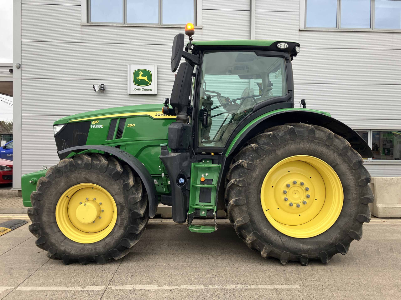 John Deere 6R 250 - Farm tractor: picture 2 John Deere 6R 250 - Farm tractor: picture 2