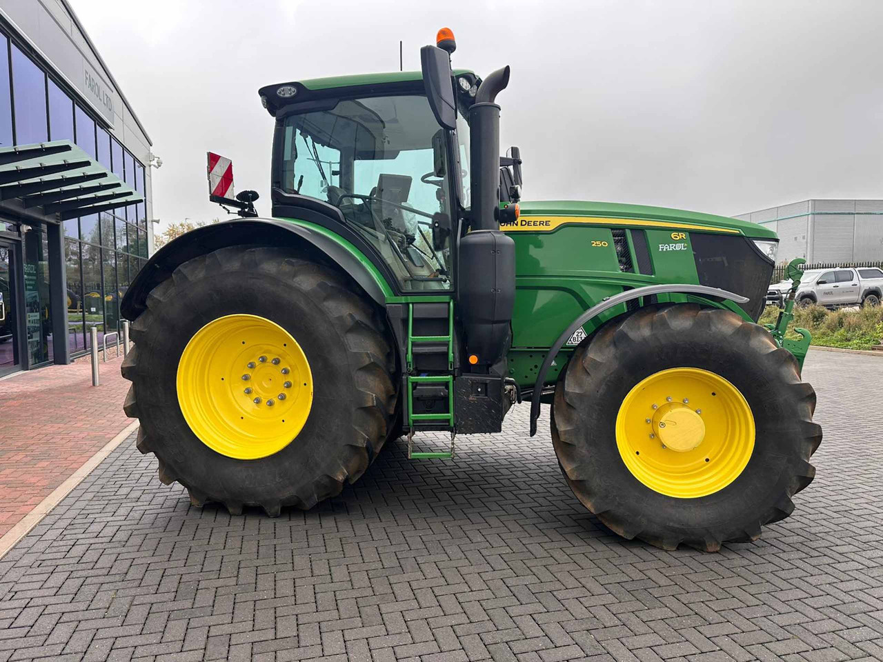 John Deere 6R 250 - Farm tractor: picture 2 John Deere 6R 250 - Farm tractor: picture 2