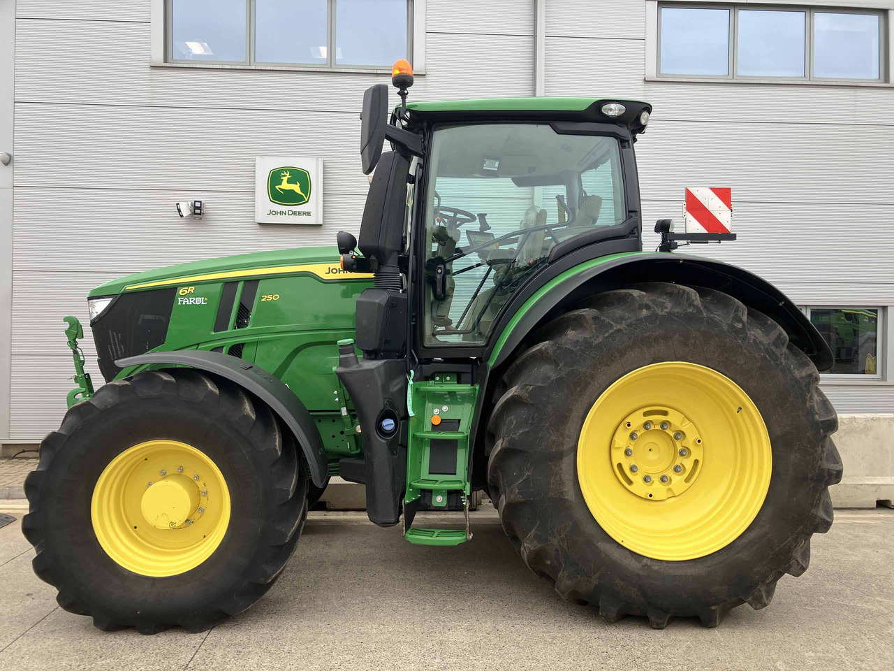 John Deere 6R 250 - Farm tractor: picture 2 John Deere 6R 250 - Farm tractor: picture 2