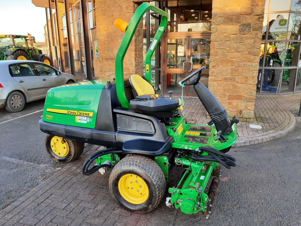 John Deere 7200 utility triple mower - Garden mower: picture 1 John Deere 7200 utility triple mower - Garden mower: picture 1