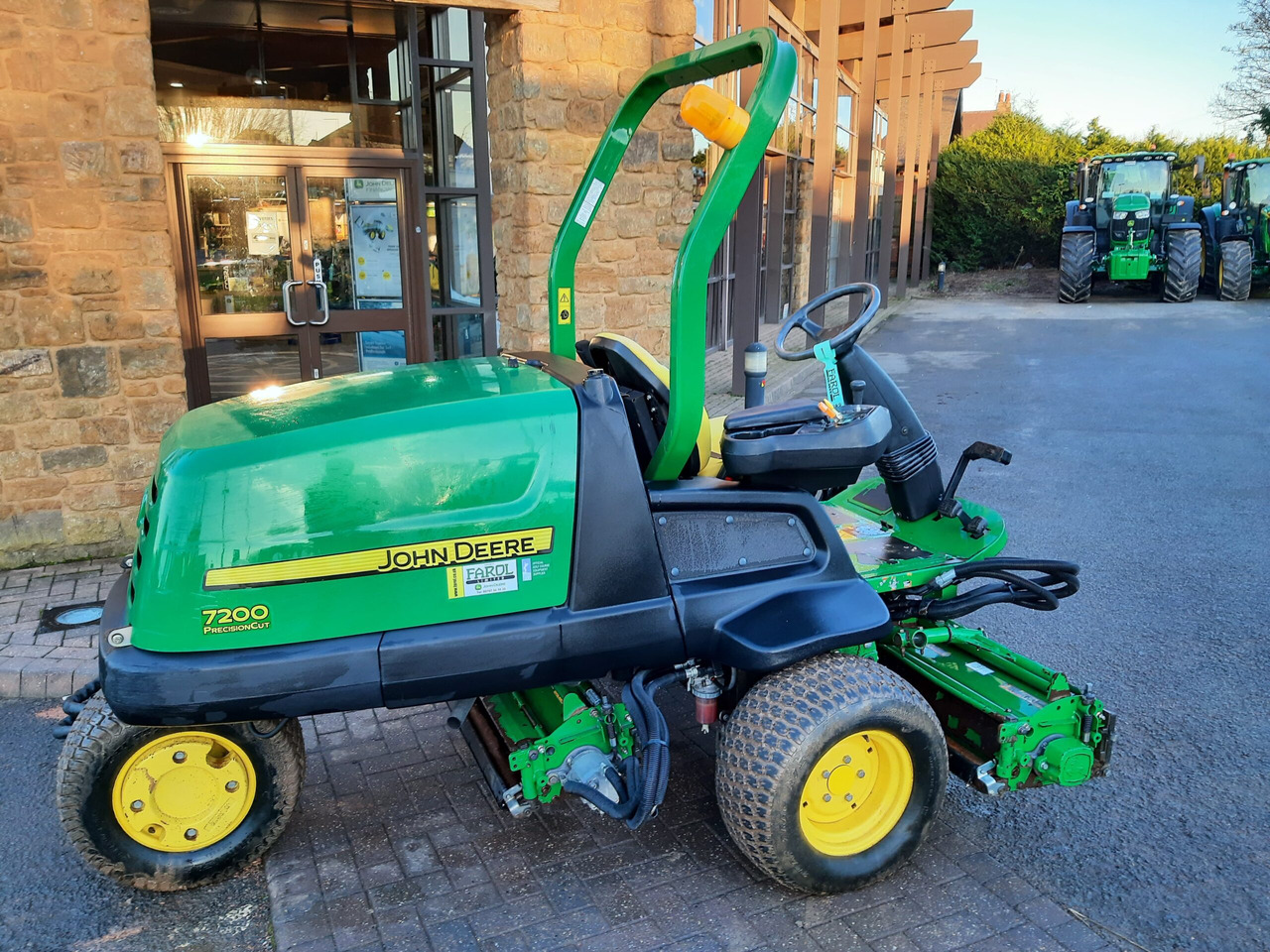 John Deere 7200 utility triple mower - Garden mower: picture 4 John Deere 7200 utility triple mower - Garden mower: picture 4