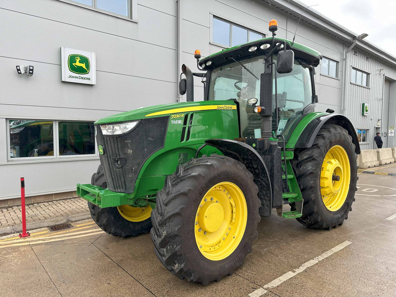 John Deere 7230R - Farm tractor: picture 1 John Deere 7230R - Farm tractor: picture 1