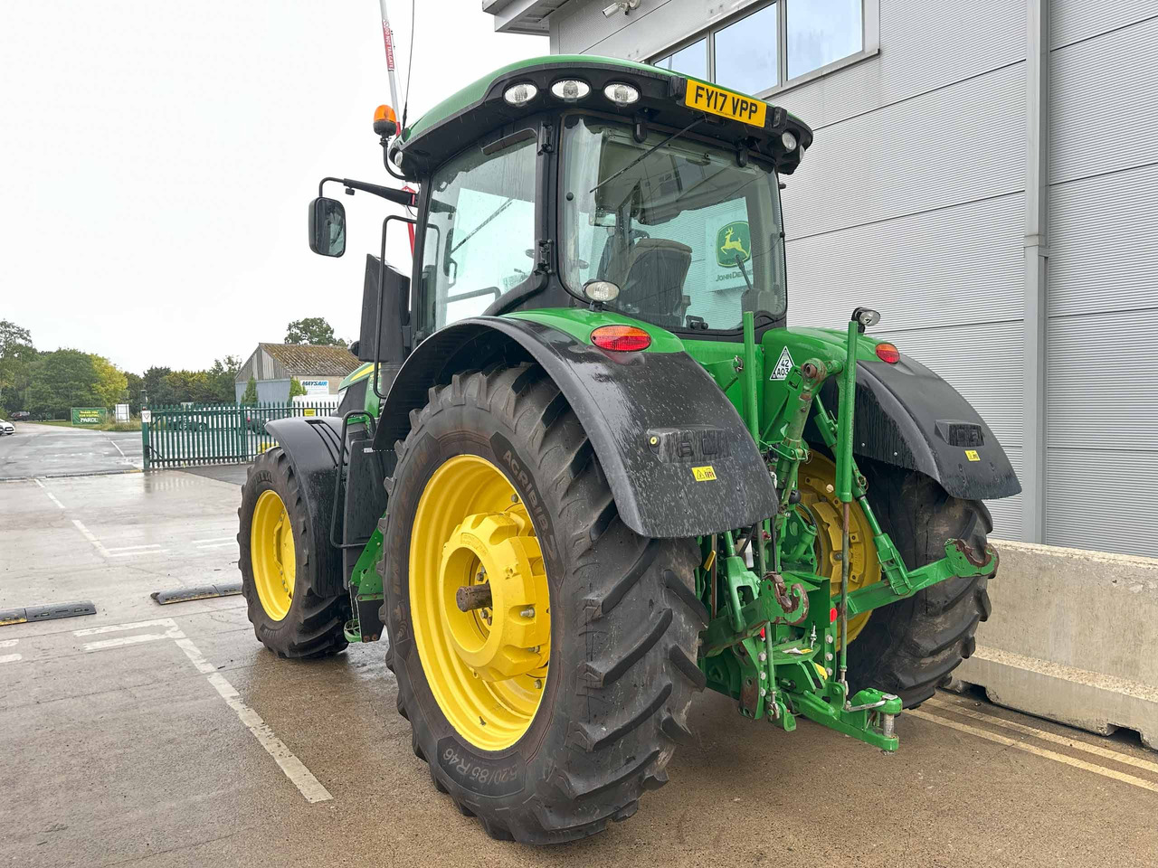 John Deere 7230R - Farm tractor: picture 3 John Deere 7230R - Farm tractor: picture 3