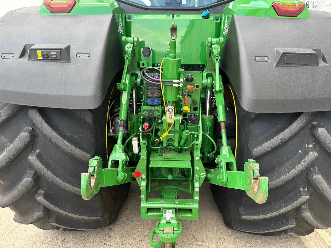 Farm tractor John Deere 8R 410: picture 6