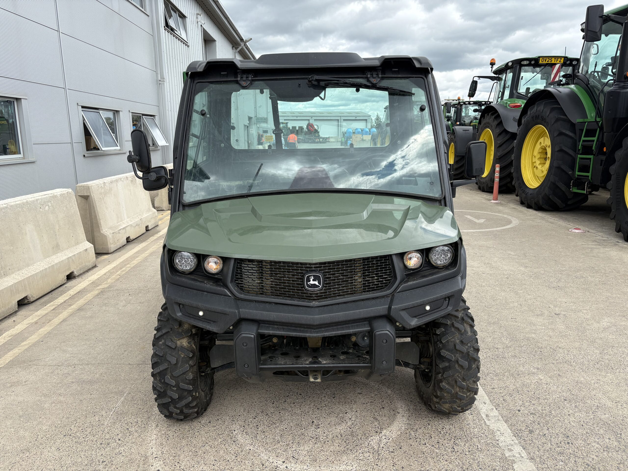 John Deere XUV865M Gator - Side-by-side/ ATV: picture 2 John Deere XUV865M Gator - Side-by-side/ ATV: picture 2
