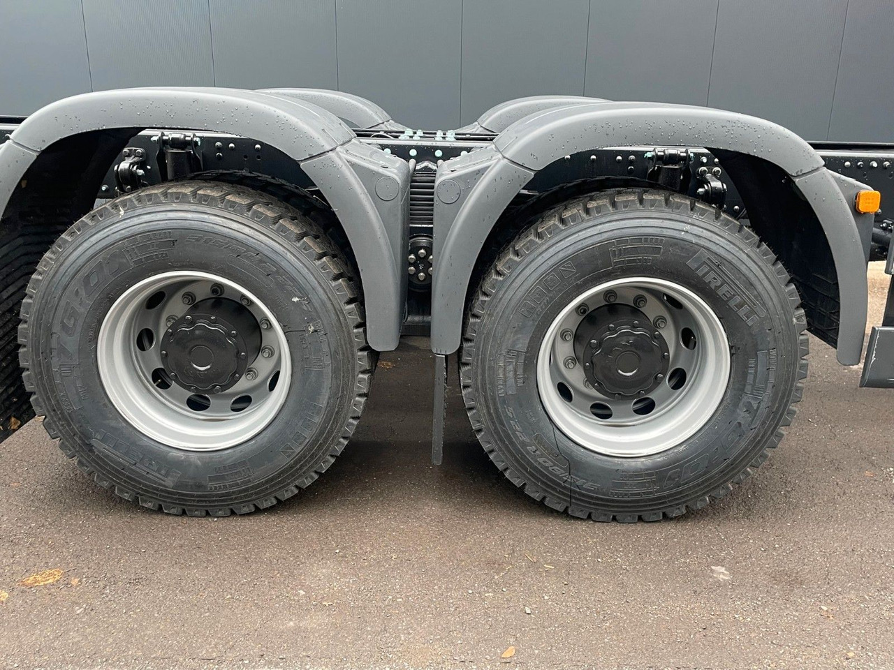 Cab chassis truck MAN TGX 33.510 6X4 BL: picture 6