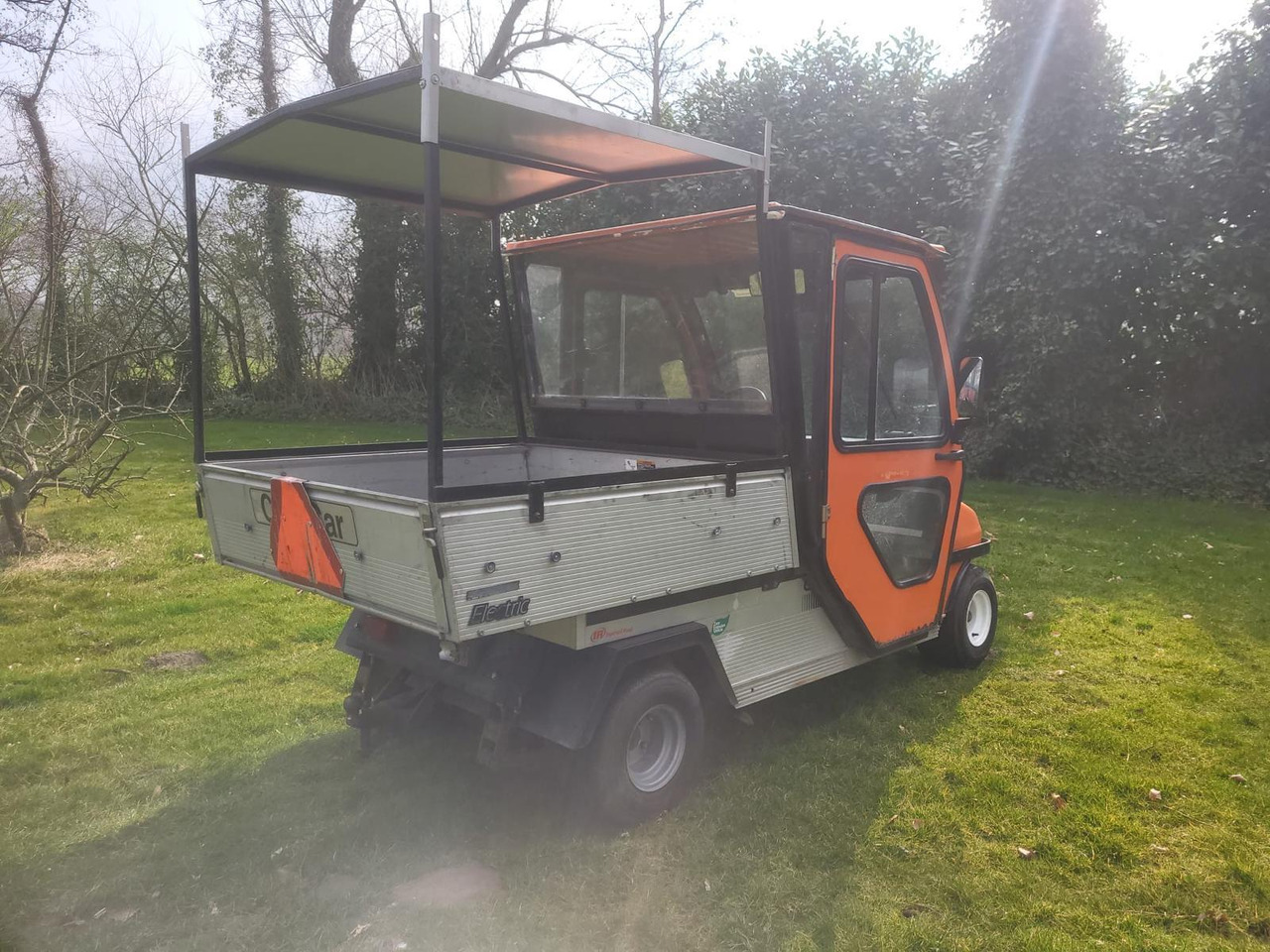 Club Car Carryall Turf 2 2009 Dichte Cabine en Elektrische Kiepbak Marge kavel Incl Lader - Golf cart: picture 3 Club Car Carryall Turf 2 2009 Dichte Cabine en Elektrische Kiepbak Marge kavel Incl Lader - Golf cart: picture 3