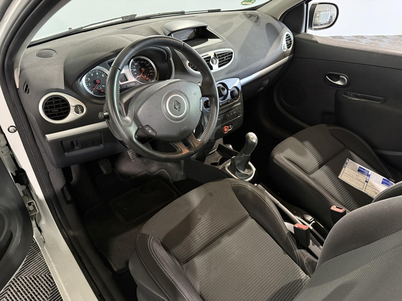 Renault Clio 1.2 TCe Collection | 2012 | 179.266 km | 15-ZDF-9 - Hatchback: picture 3 Renault Clio 1.2 TCe Collection | 2012 | 179.266 km | 15-ZDF-9 - Hatchback: picture 3