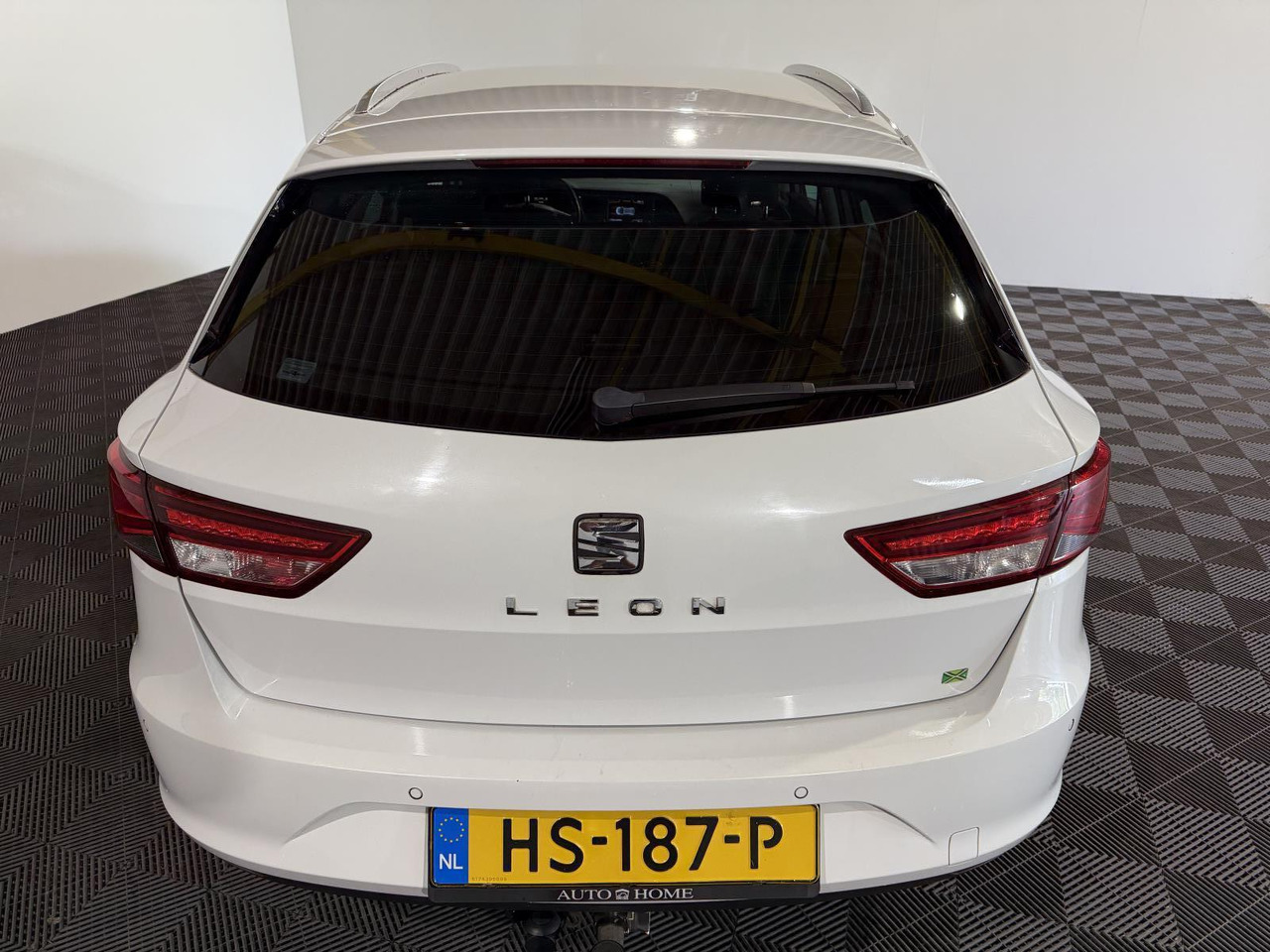 SEAT | Leon ST | 1.6 TDI Style Connect Ecomotive | 2015 | 284.524 km | HS187P | Logisch - Car: picture 2 SEAT | Leon ST | 1.6 TDI Style Connect Ecomotive | 2015 | 284.524 km | HS187P | Logisch - Car: picture 2