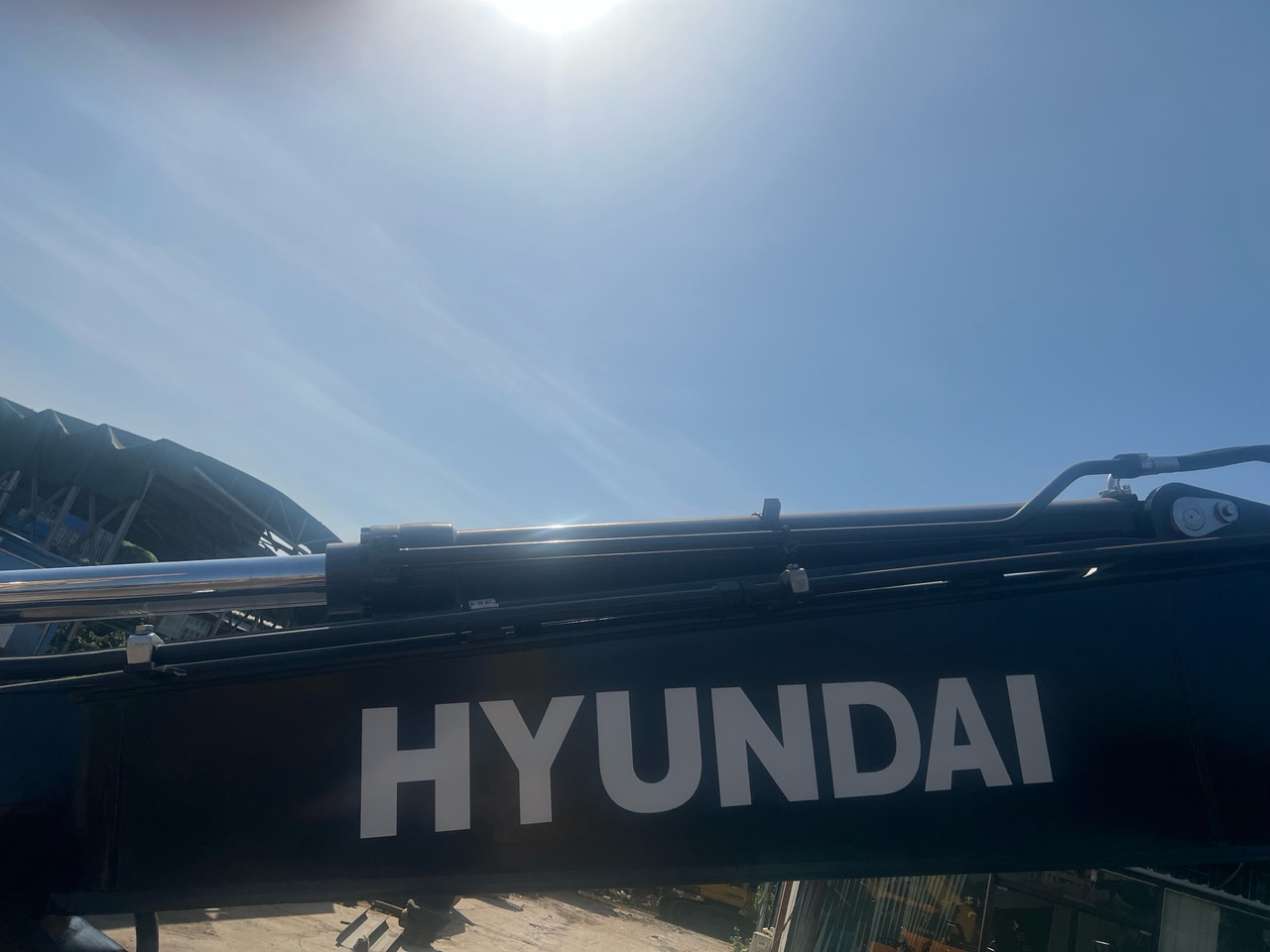 Hyundai 220S - Crawler excavator: picture 1 Hyundai 220S - Crawler excavator: picture 1