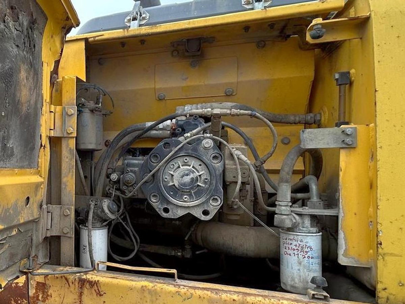 Excavator New Holland E215B: picture 16