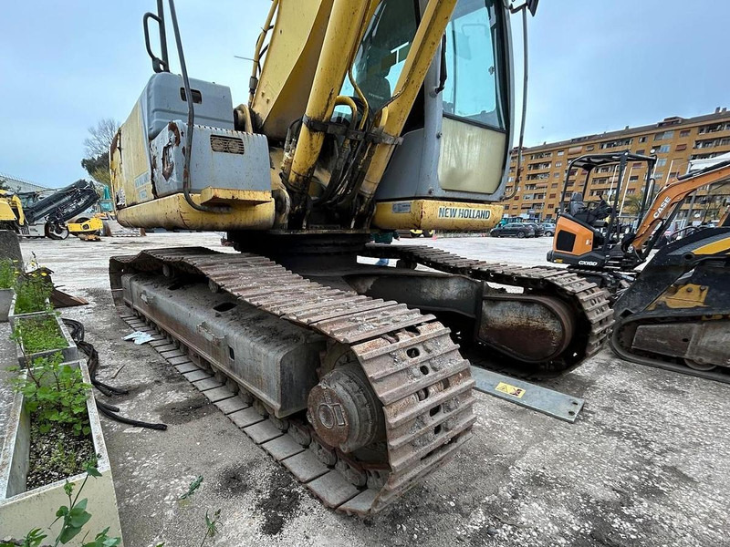 New Holland E215B - Excavator: picture 1 New Holland E215B - Excavator: picture 1