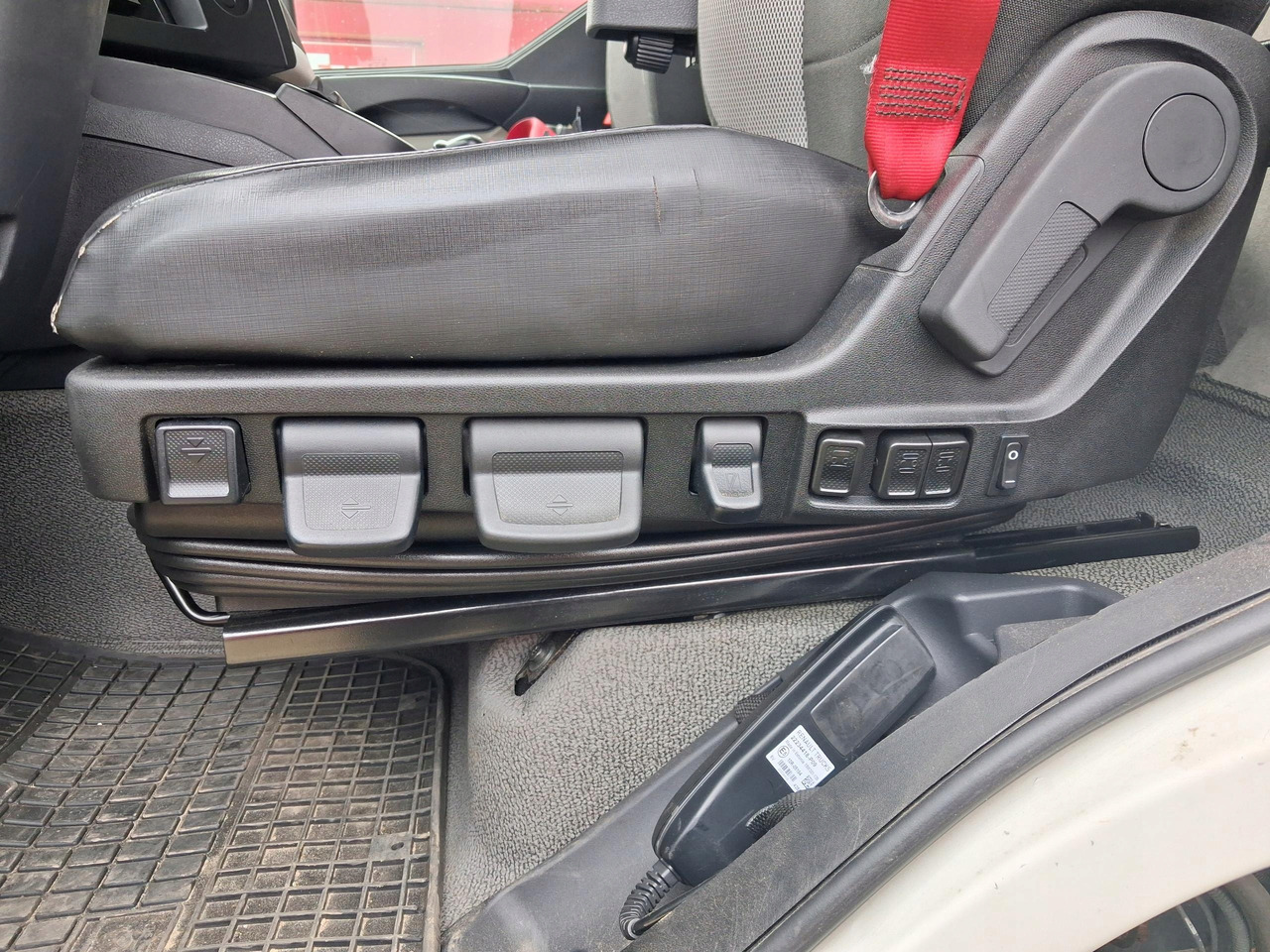 FOTEL KIEROWCY RENAULT GAMA D - Seat for Truck: picture 2 FOTEL KIEROWCY RENAULT GAMA D - Seat for Truck: picture 2