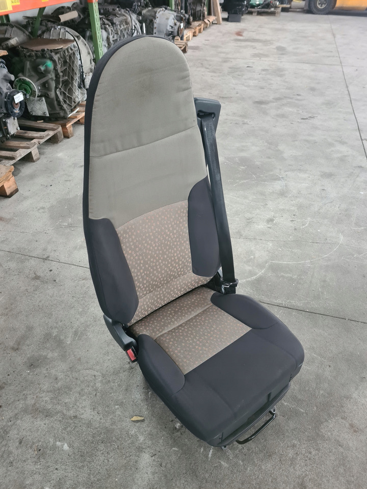 FOTEL LEWY PNEUMATYCZNY SIEDZENIE KIEROWCY RENAULT MIDLUM PREMIUM DXI - Seat for Truck: picture 3 FOTEL LEWY PNEUMATYCZNY SIEDZENIE KIEROWCY RENAULT MIDLUM PREMIUM DXI - Seat for Truck: picture 3
