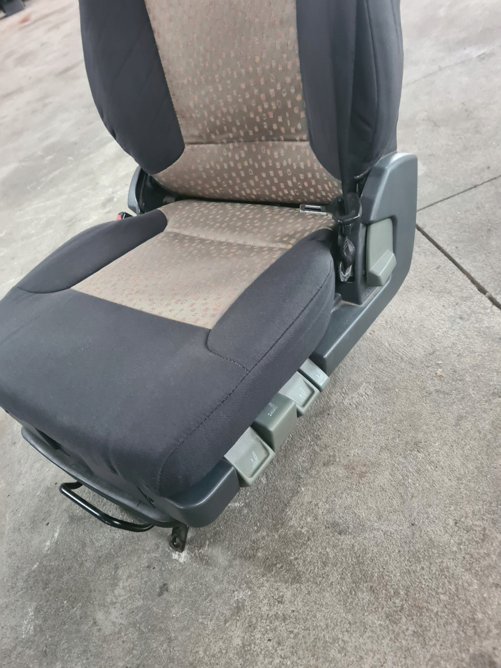 FOTEL LEWY PNEUMATYCZNY SIEDZENIE KIEROWCY RENAULT MIDLUM PREMIUM DXI - Seat for Truck: picture 2 FOTEL LEWY PNEUMATYCZNY SIEDZENIE KIEROWCY RENAULT MIDLUM PREMIUM DXI - Seat for Truck: picture 2