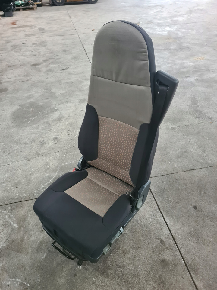 FOTEL LEWY PNEUMATYCZNY SIEDZENIE KIEROWCY RENAULT MIDLUM PREMIUM DXI - Seat for Truck: picture 1 FOTEL LEWY PNEUMATYCZNY SIEDZENIE KIEROWCY RENAULT MIDLUM PREMIUM DXI - Seat for Truck: picture 1