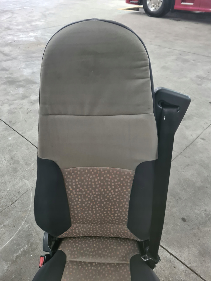 FOTEL LEWY PNEUMATYCZNY SIEDZENIE KIEROWCY RENAULT MIDLUM PREMIUM DXI - Seat for Truck: picture 4 FOTEL LEWY PNEUMATYCZNY SIEDZENIE KIEROWCY RENAULT MIDLUM PREMIUM DXI - Seat for Truck: picture 4