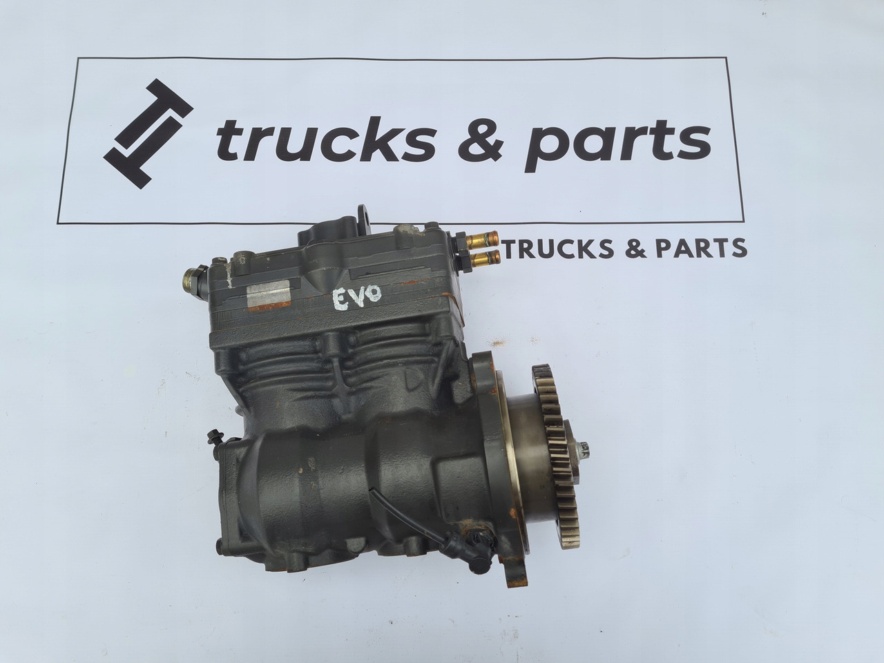KNORR-BREMSE SPRĘŻARKA KOMPRESOR POWIETRZA RENAULT GAMA T EVO VOLVO FH 5 FM 5 23432716 - Air brake compressor for Truck: picture 1 KNORR-BREMSE SPRĘŻARKA KOMPRESOR POWIETRZA RENAULT GAMA T EVO VOLVO FH 5 FM 5 23432716 - Air brake compressor for Truck: picture 1