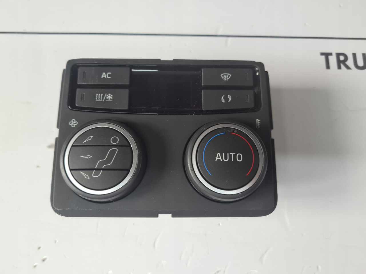 PANEL NAWIEWU OGRZEWANIA KLIMATYZACJI VOLVO FH 5 ORYGINAŁ 22711928 - Heating/ Ventilation: picture 2 PANEL NAWIEWU OGRZEWANIA KLIMATYZACJI VOLVO FH 5 ORYGINAŁ 22711928 - Heating/ Ventilation: picture 2