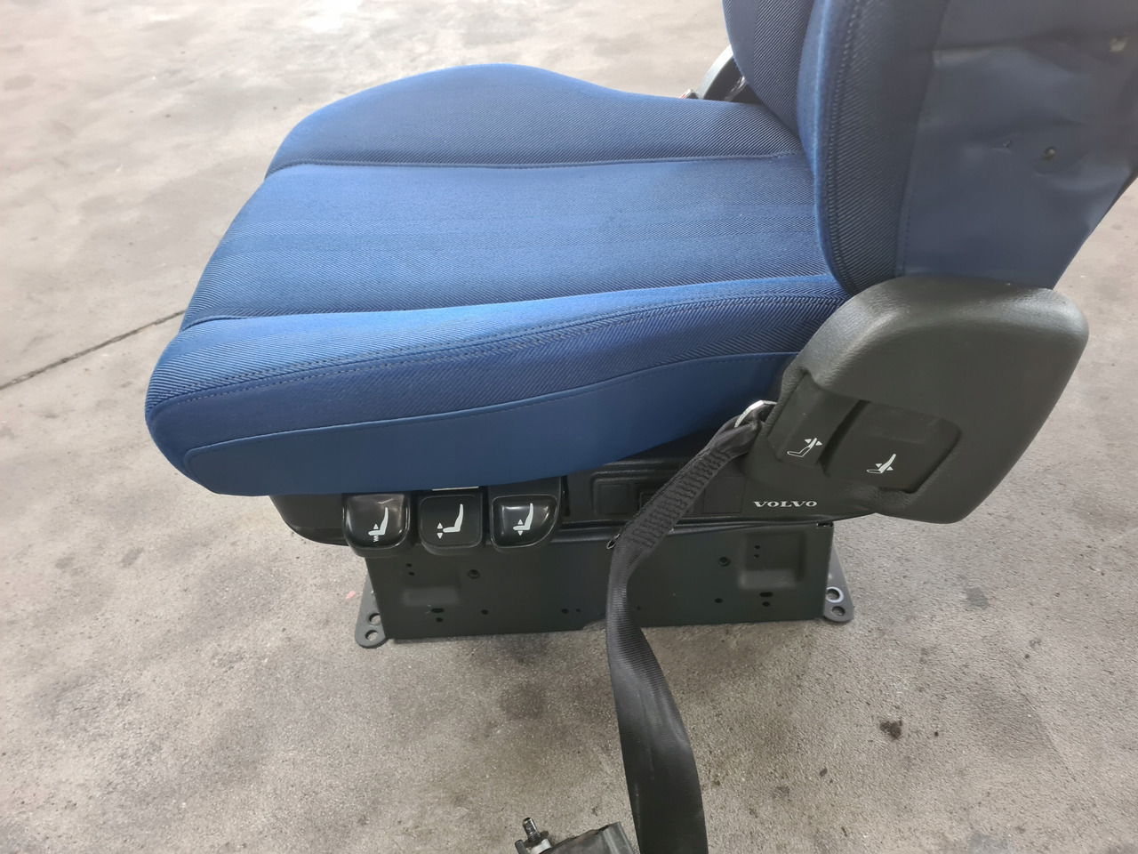 VOLVO FOTEL PNEUMATYCZNY KIEROWCY LEWY VOLVO FH 5 FM 5 - Seat for Truck: picture 3 VOLVO FOTEL PNEUMATYCZNY KIEROWCY LEWY VOLVO FH 5 FM 5 - Seat for Truck: picture 3