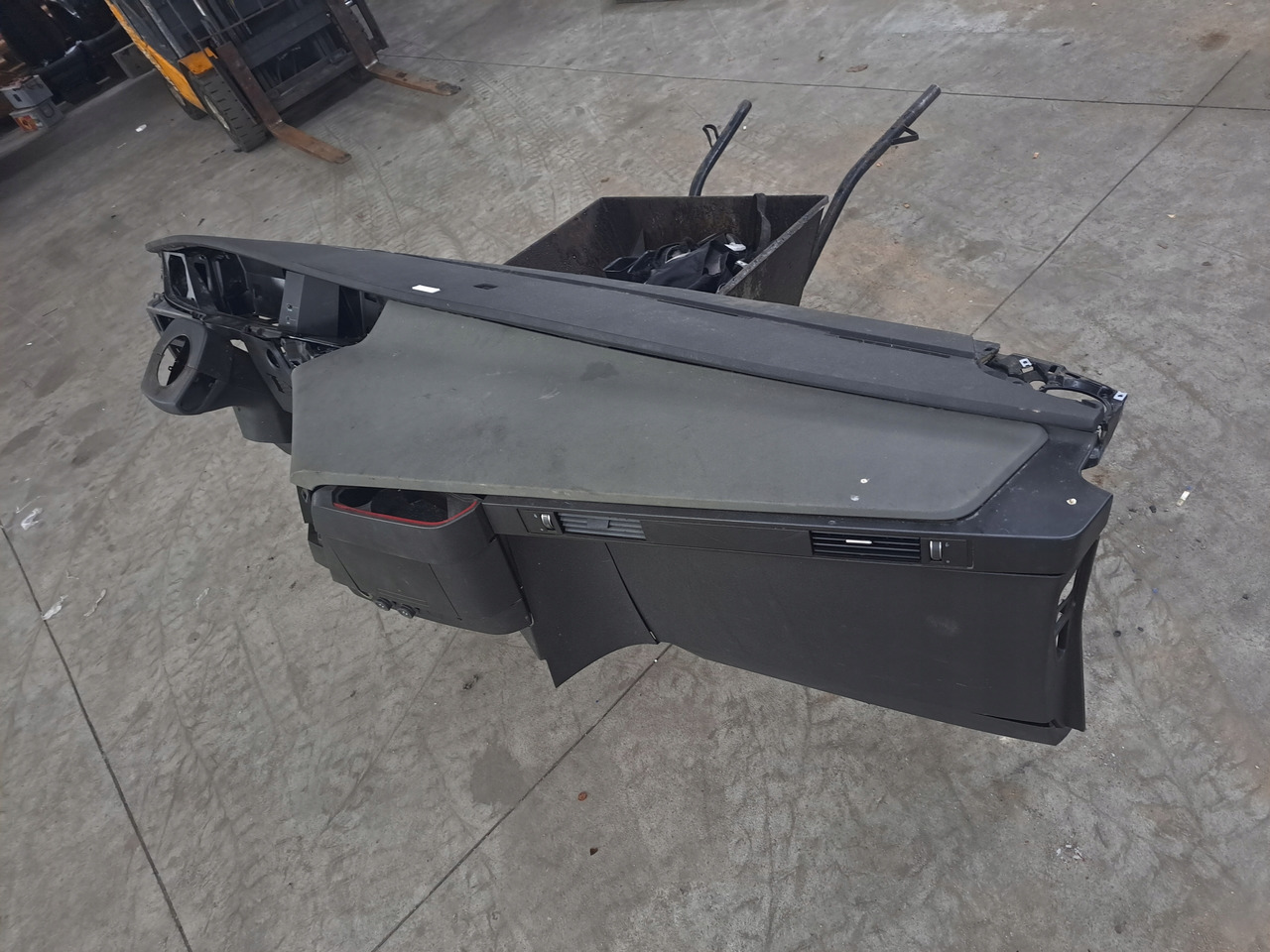 VOLVO KONSOLA KOKPIT DESKA VOLVO FH 4 EURO 6 - Dashboard for Truck: picture 5 VOLVO KONSOLA KOKPIT DESKA VOLVO FH 4 EURO 6 - Dashboard for Truck: picture 5