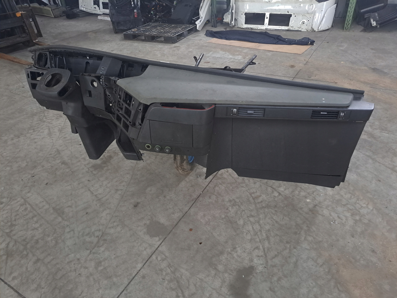 VOLVO KONSOLA KOKPIT DESKA VOLVO FH 4 EURO 6 - Dashboard for Truck: picture 1 VOLVO KONSOLA KOKPIT DESKA VOLVO FH 4 EURO 6 - Dashboard for Truck: picture 1