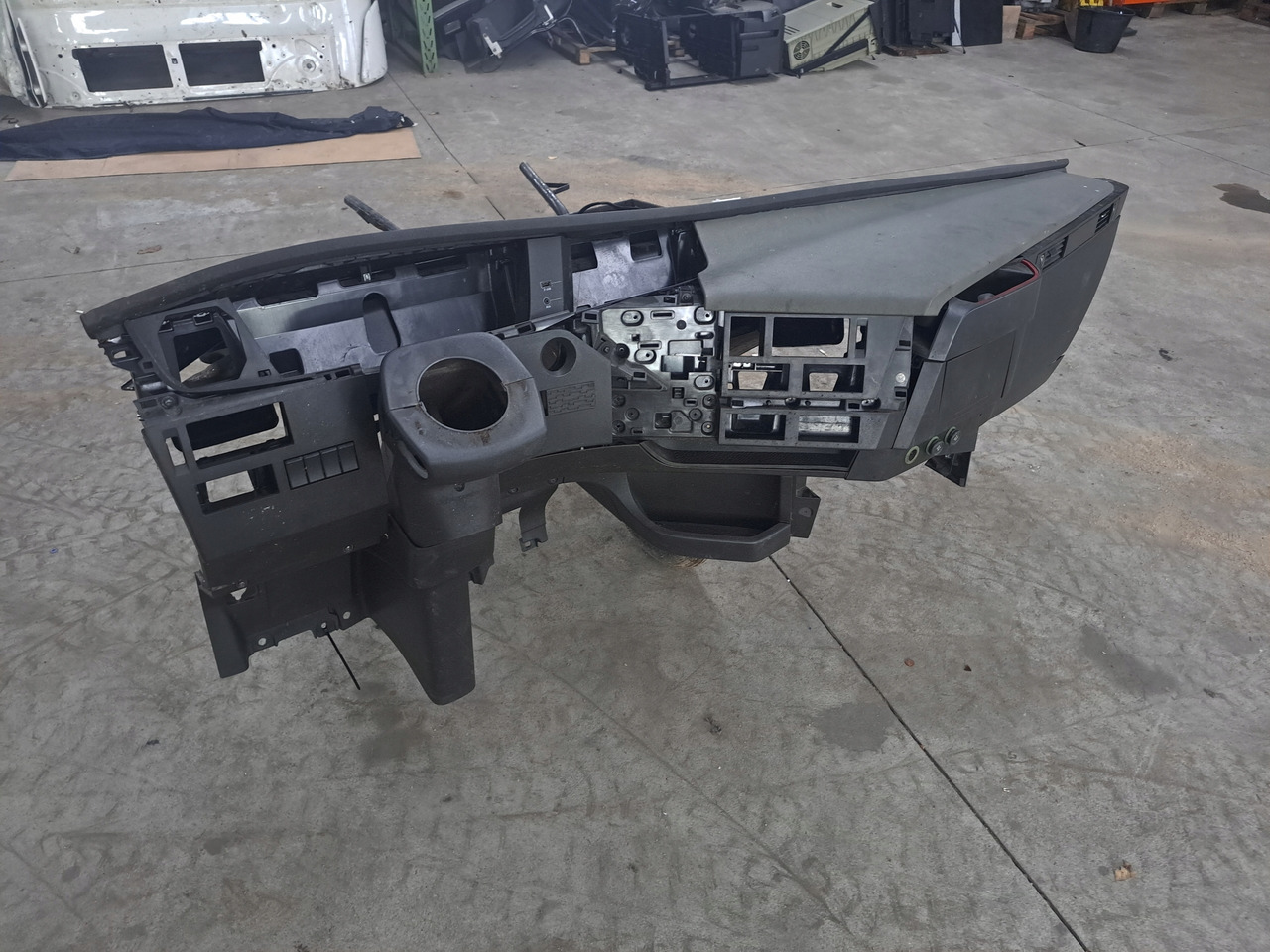 VOLVO KONSOLA KOKPIT DESKA VOLVO FH 4 EURO 6 - Dashboard for Truck: picture 2 VOLVO KONSOLA KOKPIT DESKA VOLVO FH 4 EURO 6 - Dashboard for Truck: picture 2