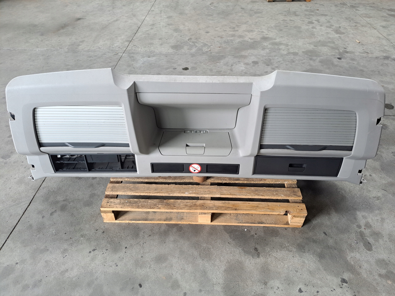 VOLVO PÓŁKA KONSOLA GÓRNA SCHOWEK VOLVO FH 13 LIFT VOLVO FM KABINA XL - Cab and interior for Truck: picture 1 VOLVO PÓŁKA KONSOLA GÓRNA SCHOWEK VOLVO FH 13 LIFT VOLVO FM KABINA XL - Cab and interior for Truck: picture 1