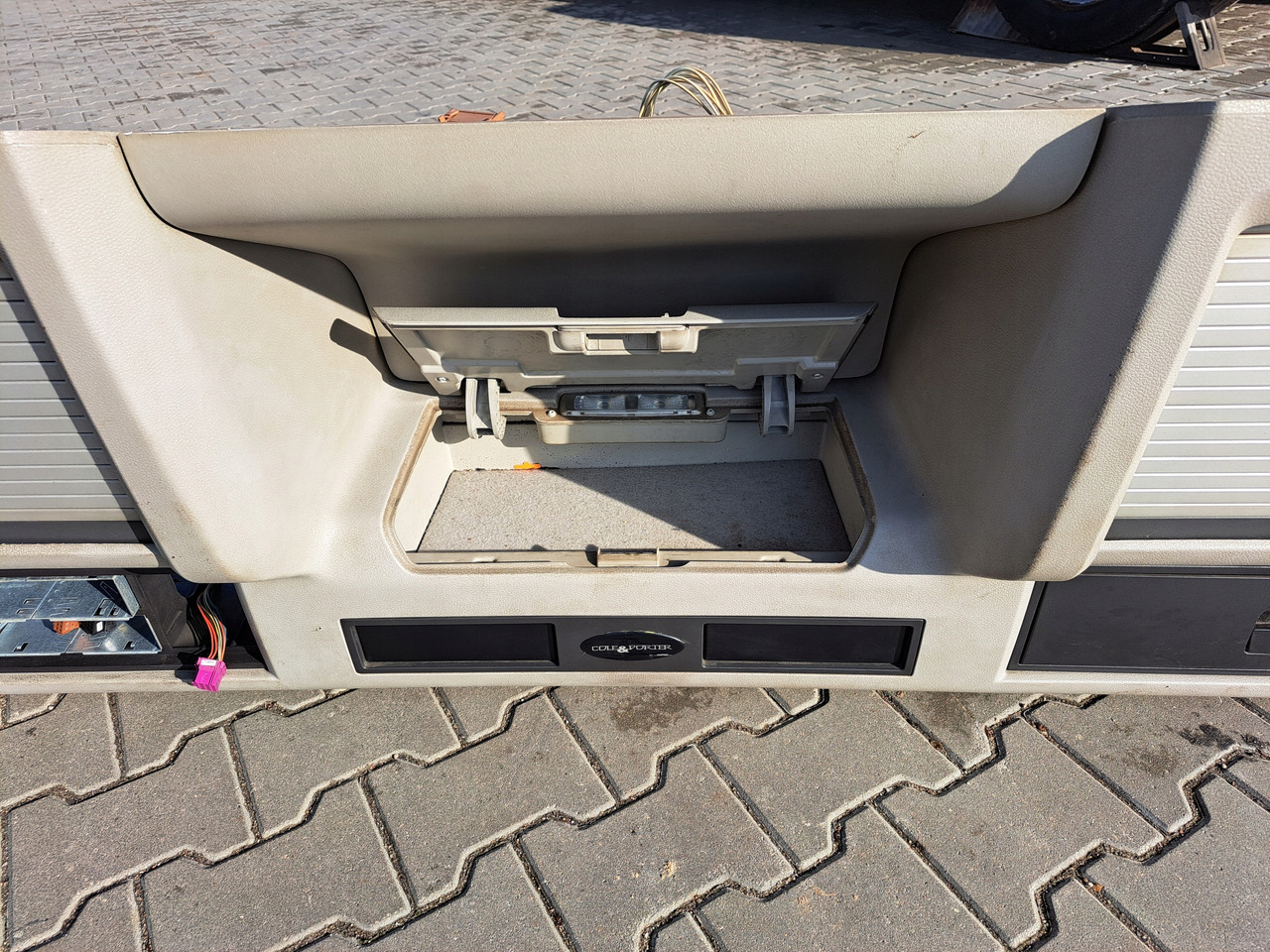 VOLVO PÓŁKA KONSOLA GÓRNA SCHOWEK VOLVO FM FH 13 LIFT GLOBETROTTER - Dashboard for Truck: picture 4 VOLVO PÓŁKA KONSOLA GÓRNA SCHOWEK VOLVO FM FH 13 LIFT GLOBETROTTER - Dashboard for Truck: picture 4