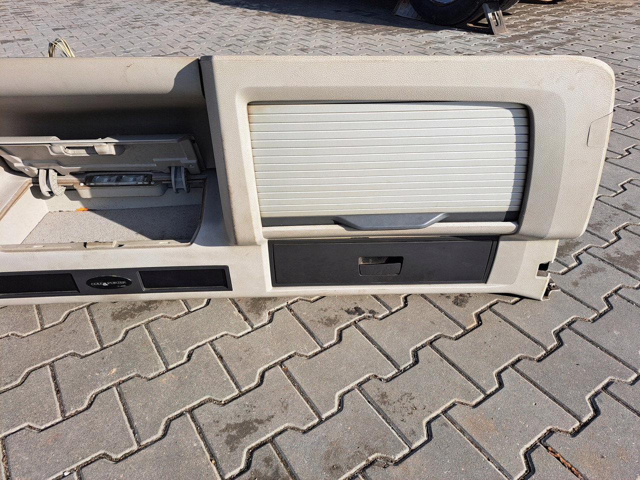 VOLVO PÓŁKA KONSOLA GÓRNA SCHOWEK VOLVO FM FH 13 LIFT GLOBETROTTER - Dashboard for Truck: picture 3 VOLVO PÓŁKA KONSOLA GÓRNA SCHOWEK VOLVO FM FH 13 LIFT GLOBETROTTER - Dashboard for Truck: picture 3